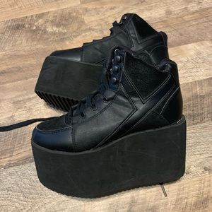 YRU Black Quizmo Platform Sneakers